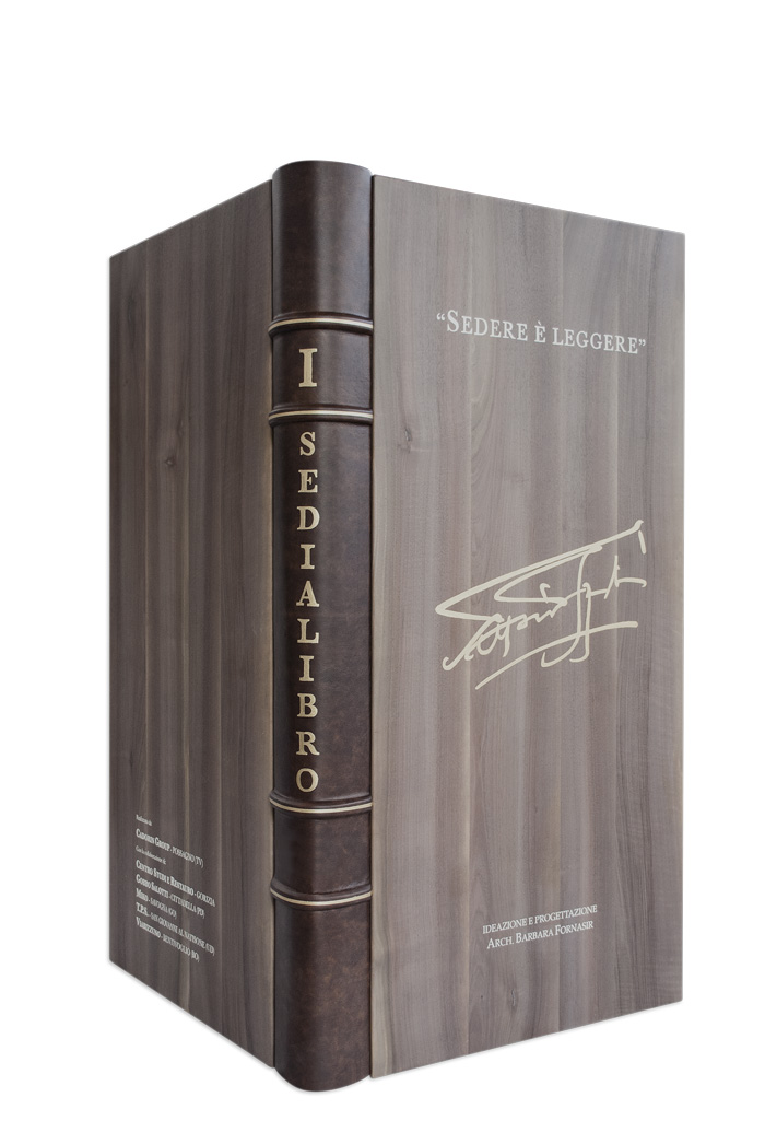 The book’s cover and other components are in solid European Walnut wood with one of our most exclusive finishes, Bark color, while its structure and pages are in Austrian Fir in a natural finish.