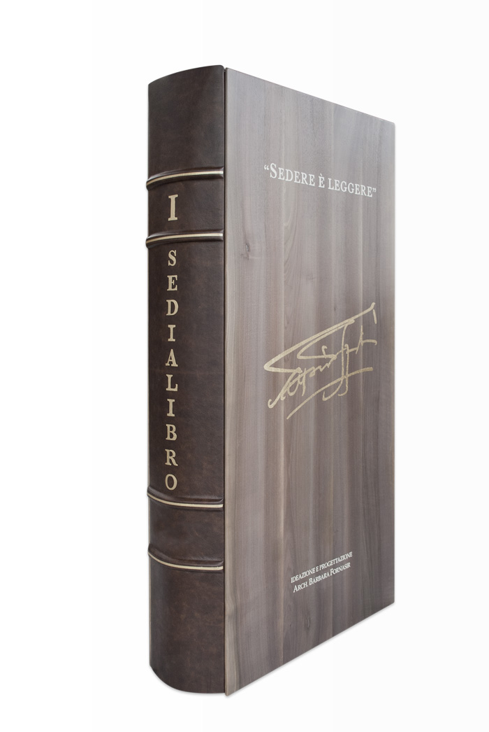 The book’s cover and other components are in solid European Walnut wood with one of our most exclusive finishes, Bark color, while its structure and pages are in Austrian Fir in a natural finish.